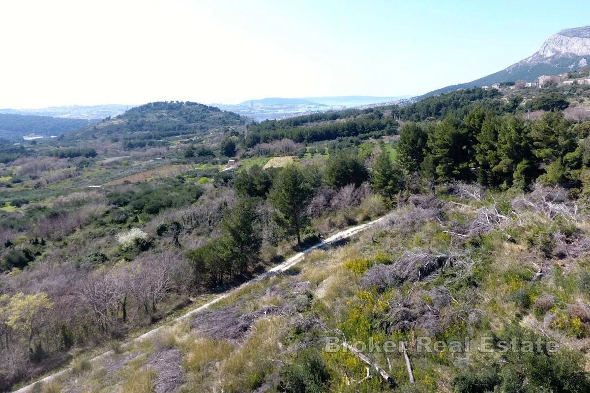 Prostrano građevinsko zemljište sa otvorenim pogledom - Klis