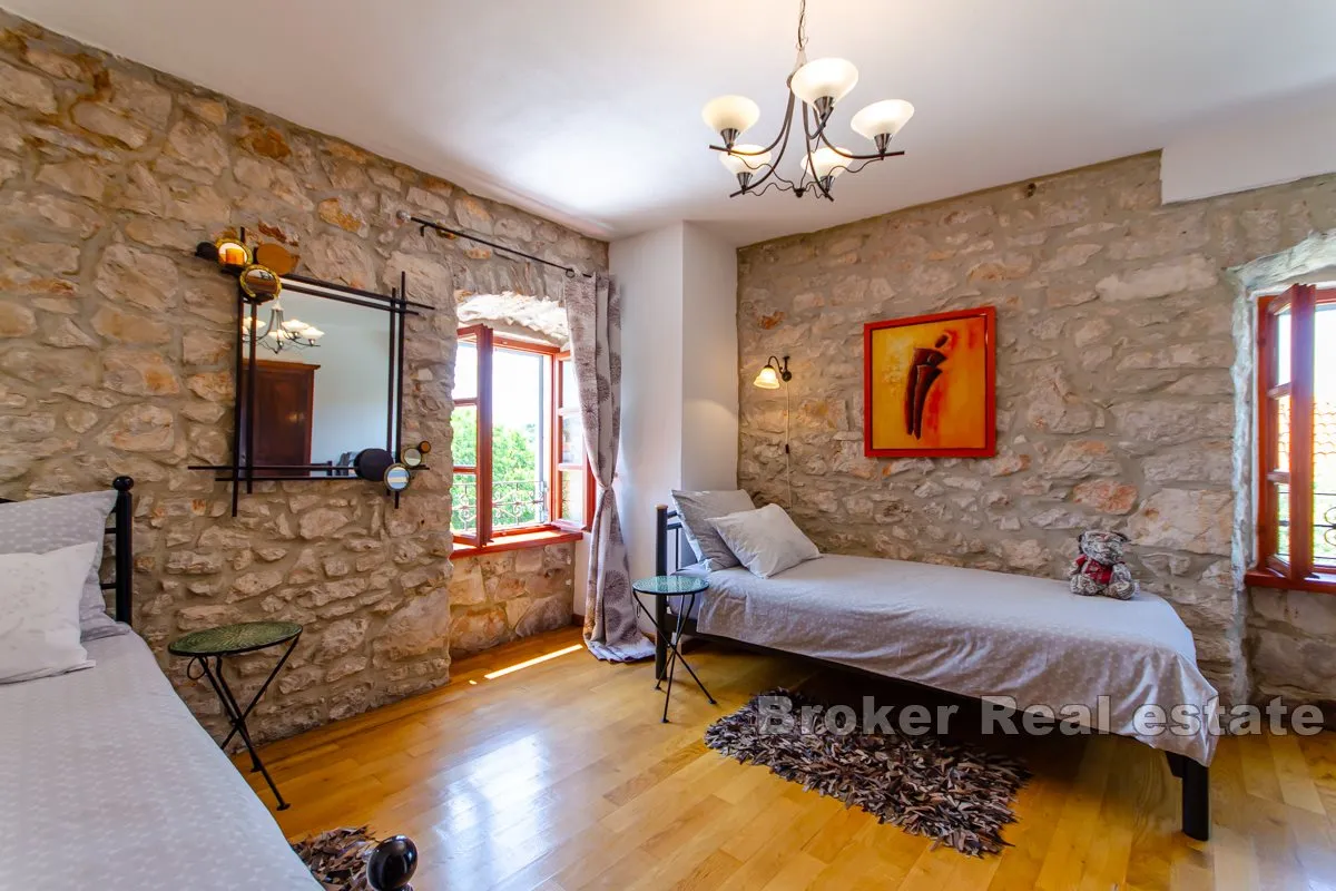 kamena vila s bazenom - slika 21