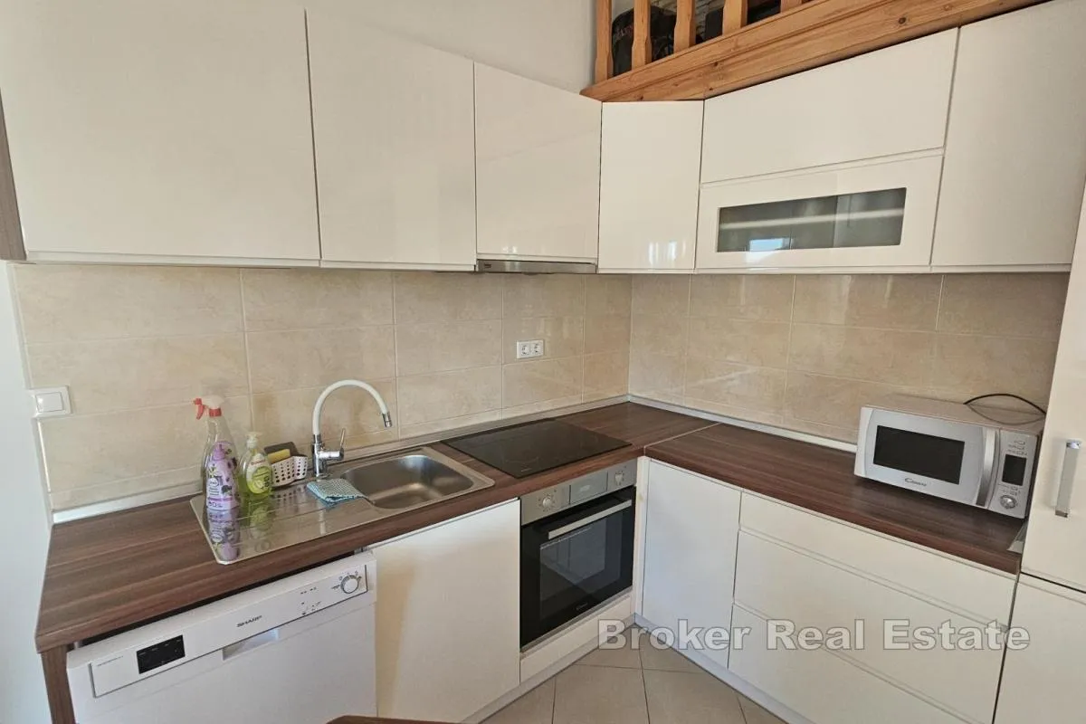 apartman s pogledom na more u mirnoj zoni - slika 7