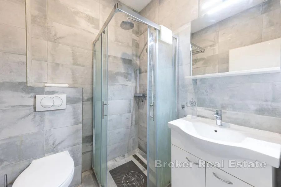 atraktivan apartman s bazenom i pogledom na more - slika 11