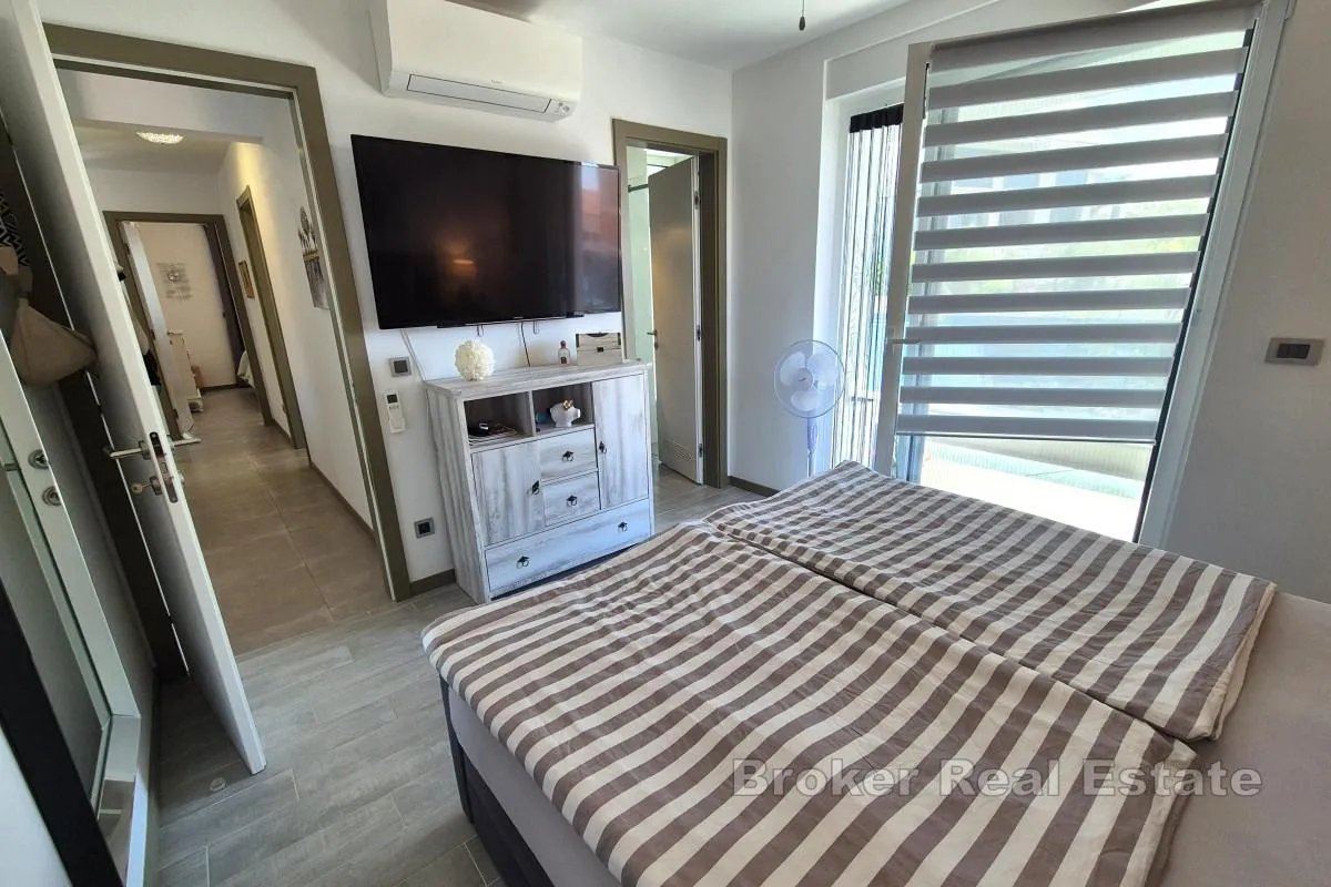 apartman s bazenom i pogledom na more - slika 8