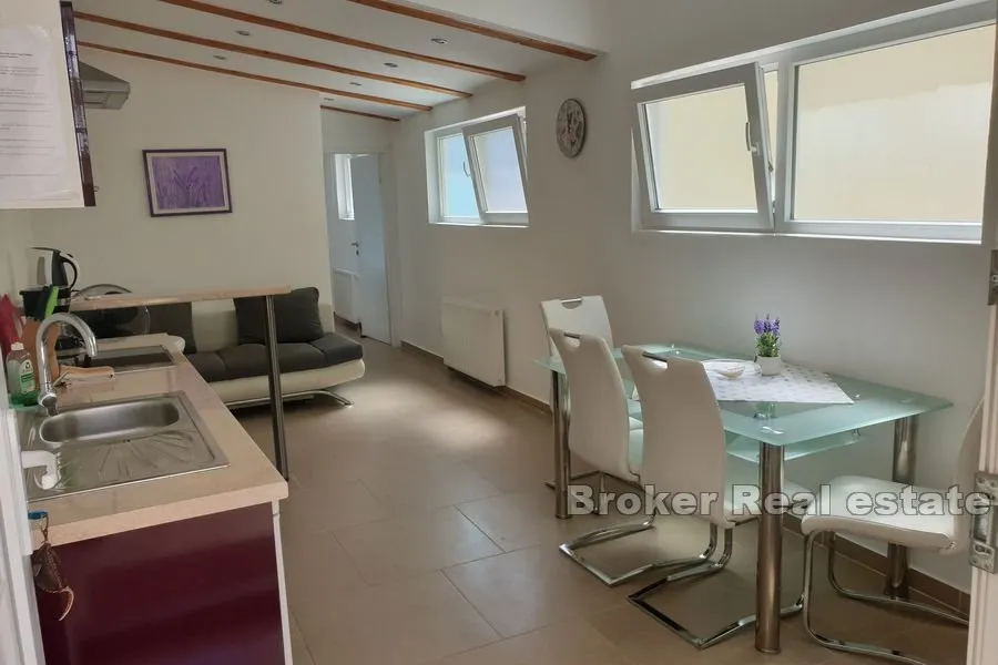 apartmanska kuća u drugom redu od mora - slika 10