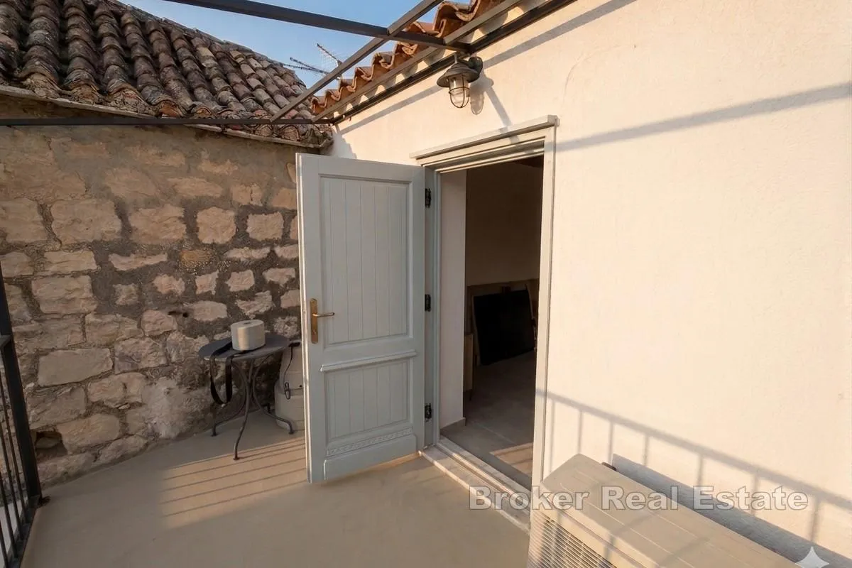 moderni dvoetažni apartman prvi red uz more - slika 9