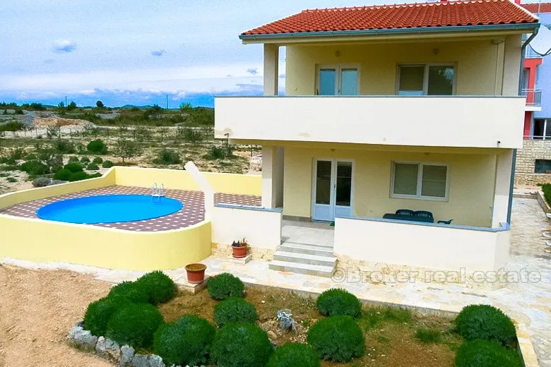 Vila u neposrednoj blizini šljunčane plaže, na prodaju - Vodice