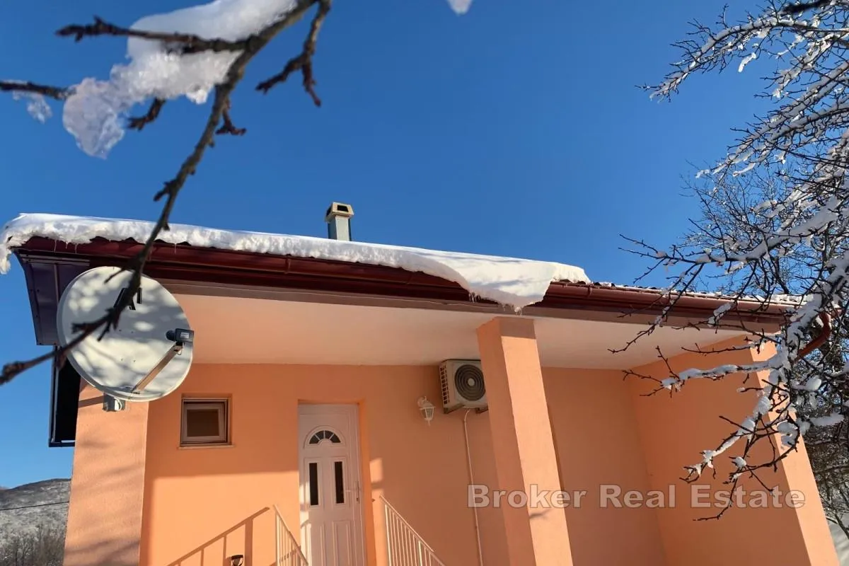 kuća u prirodi s velikom okućnicom - slika 5
