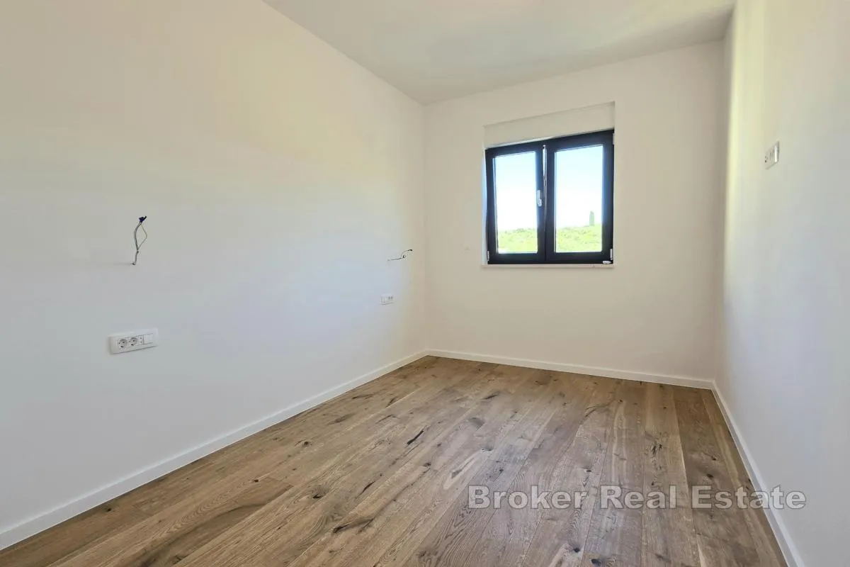 dvosobni penthouse s krovnom terasom i pogledom na more - slika 7