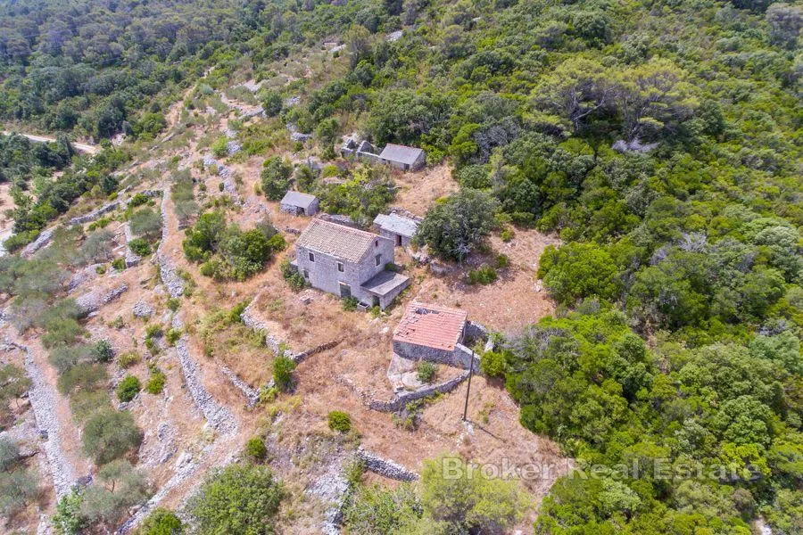 imanje sa starim kamenim kućama - slika 1