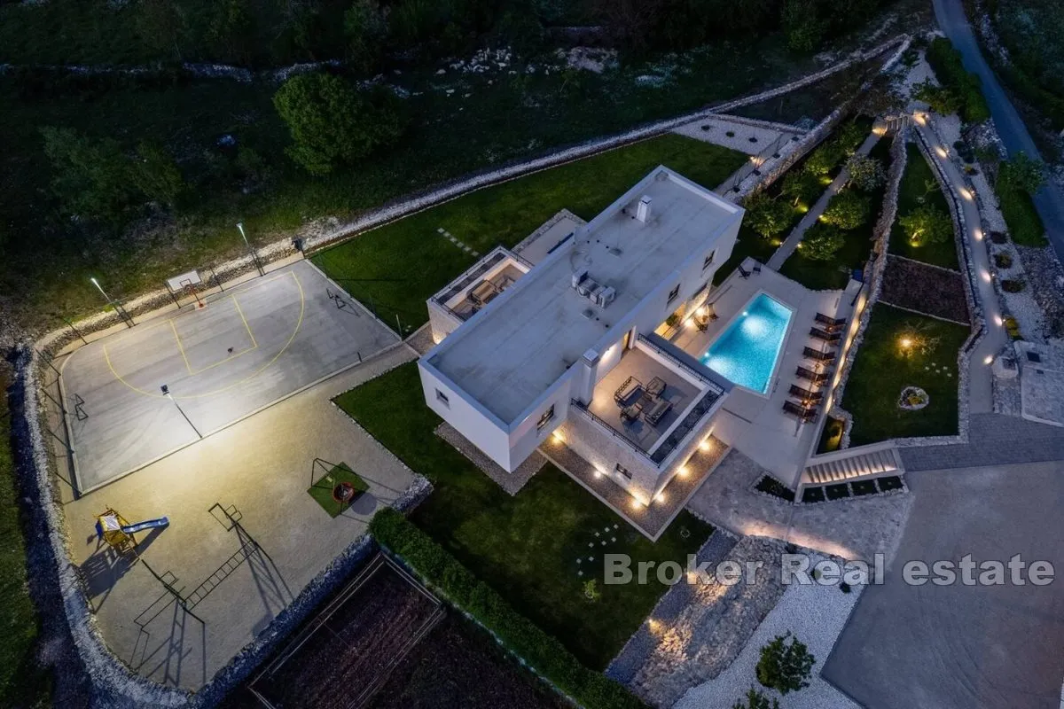 ekskluzivna villa s bazenom i velikim vrtom - slika 14