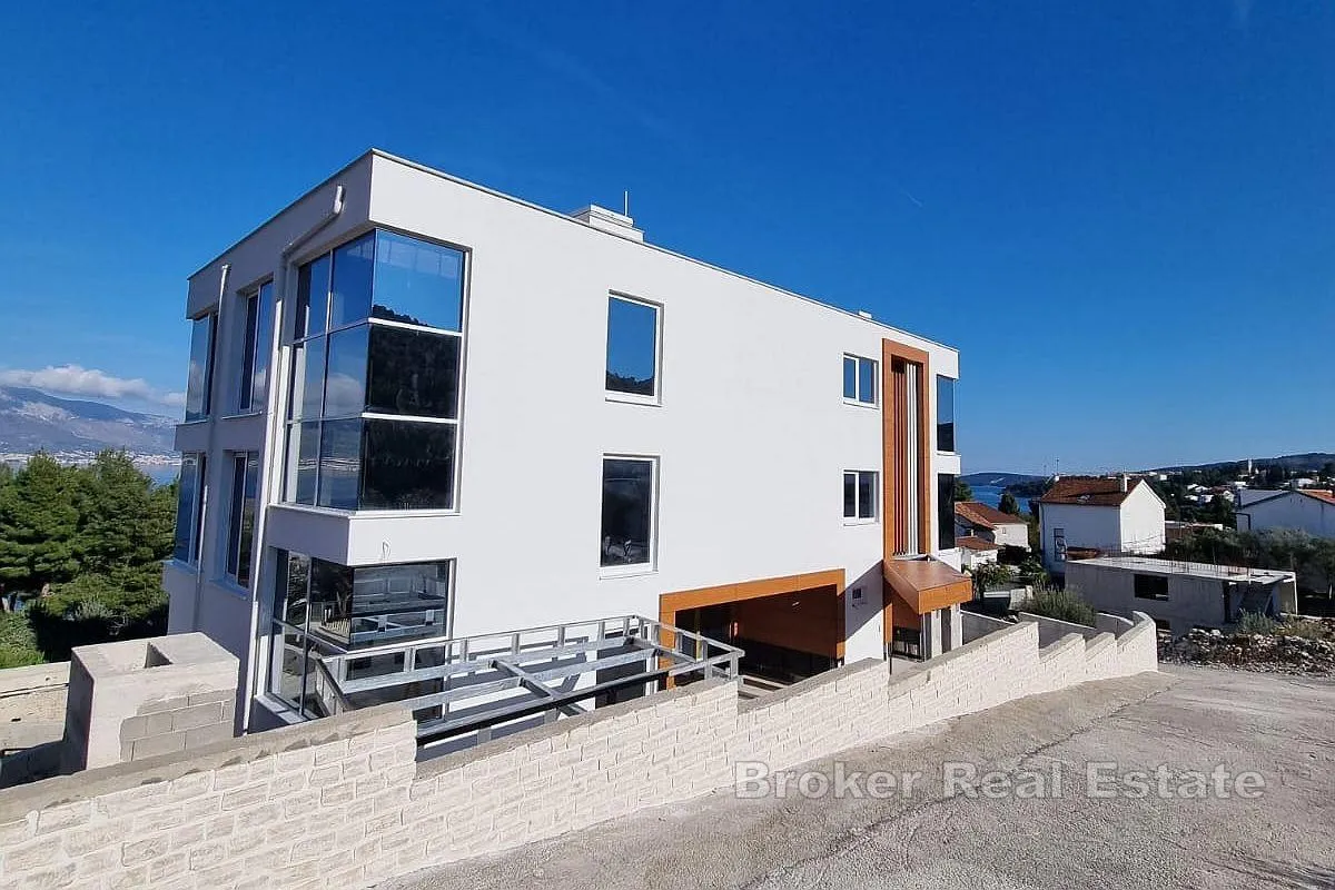 vila u visokom roh-bau stanju s tri stambene jedinice - slika 8