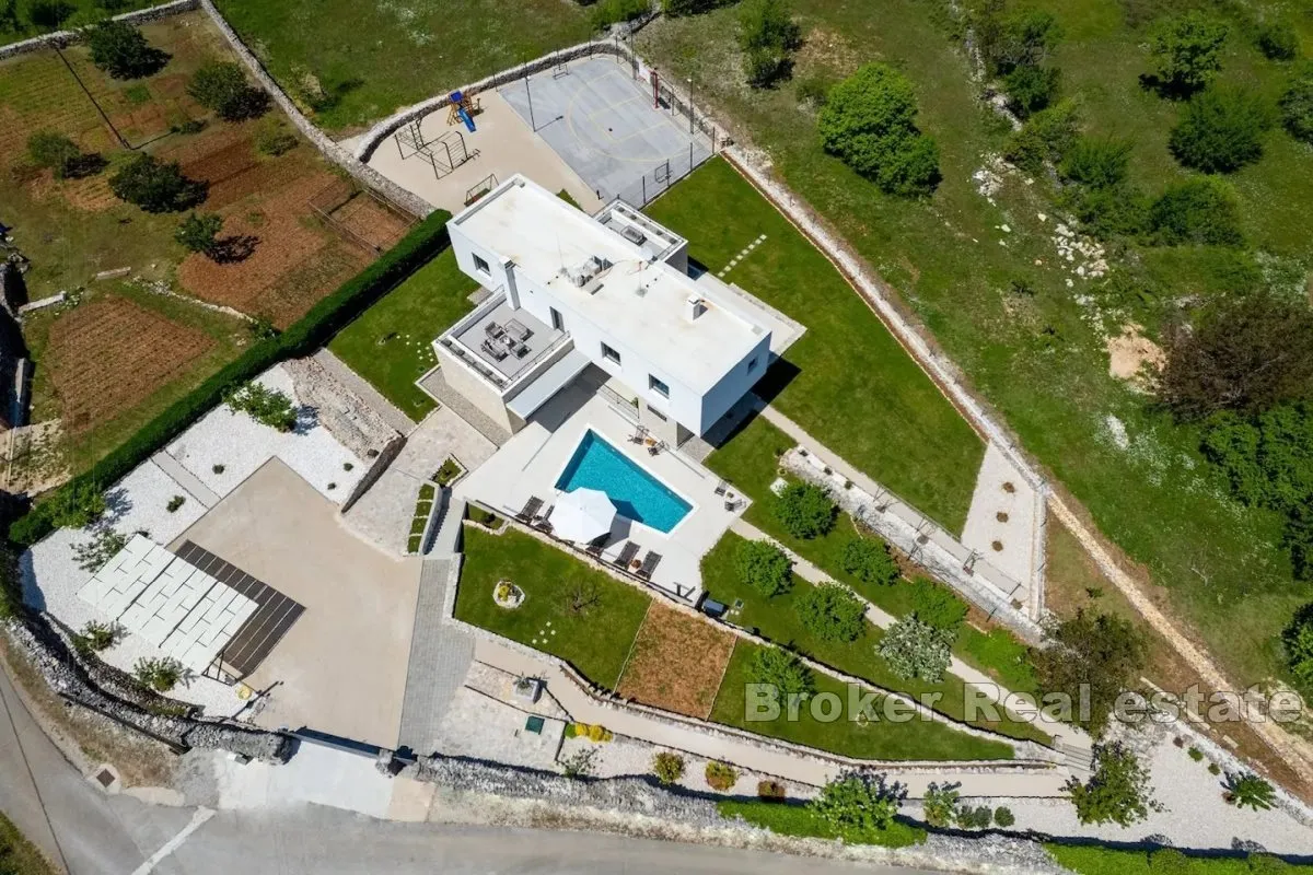 ekskluzivna villa s bazenom i velikim vrtom - slika 13