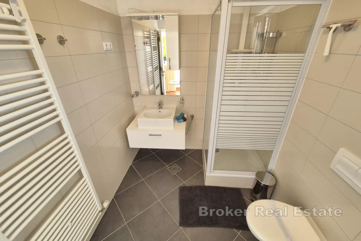 samostojeća apartmanska kuća s pogledom na more - slika 10