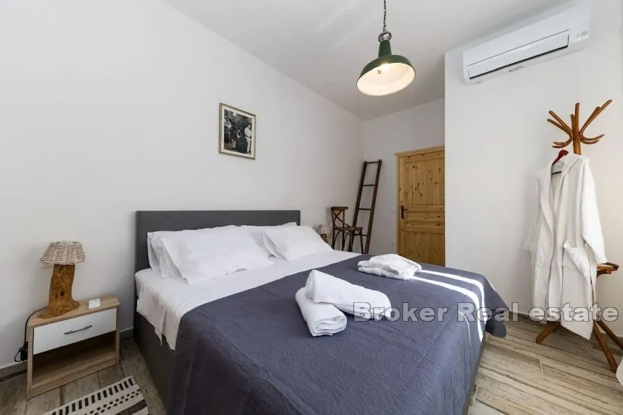 kamena kuća s bazenom u prvom redu do mora - slika 10