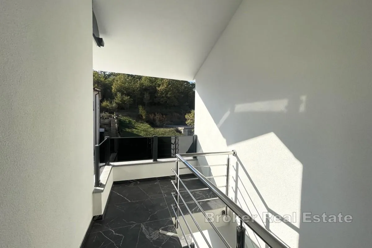 apartman na mirnoj lokaciji i pogledom na more - slika 9