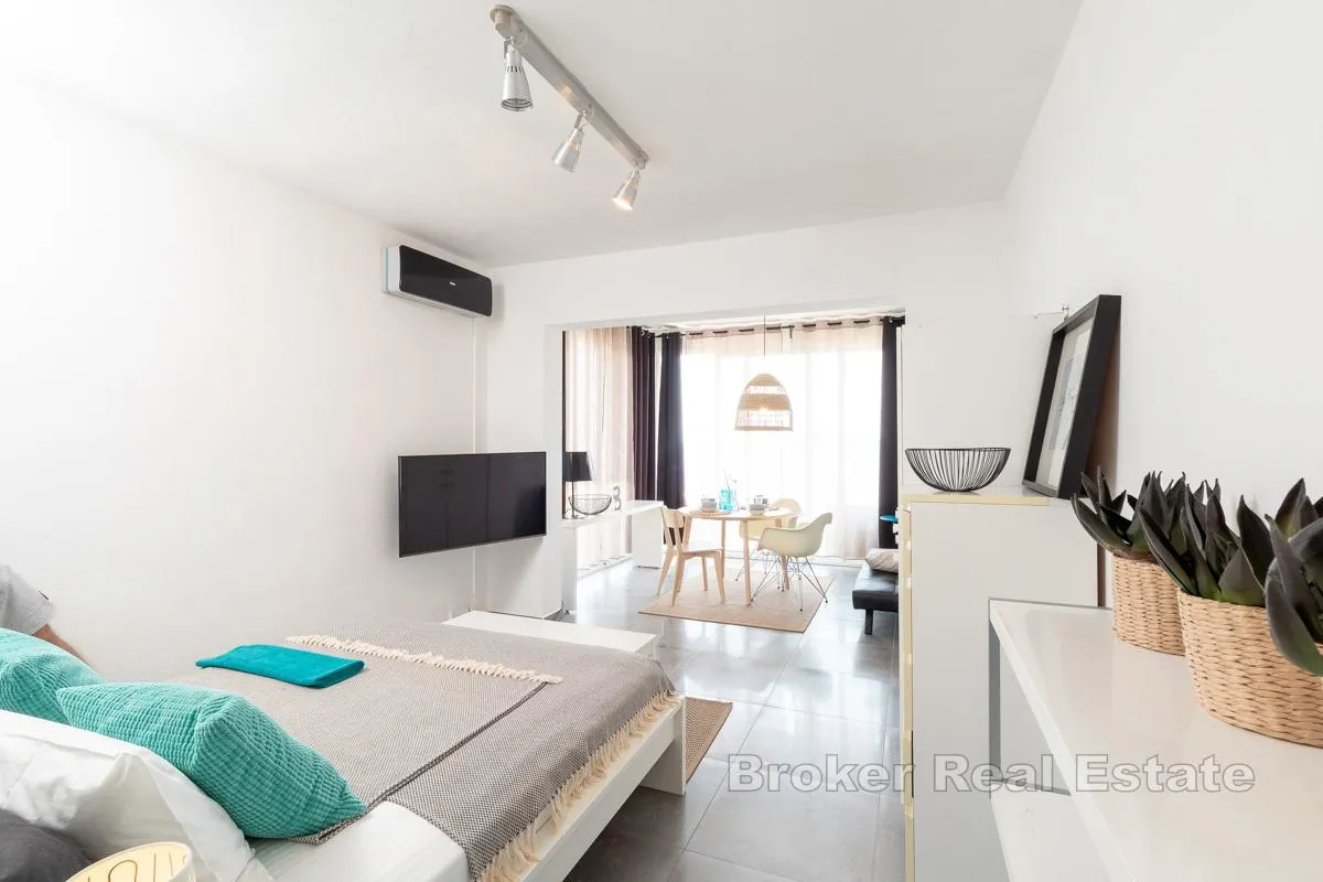 mediteranska vila smještena uz samu morsku obalu - slika 13