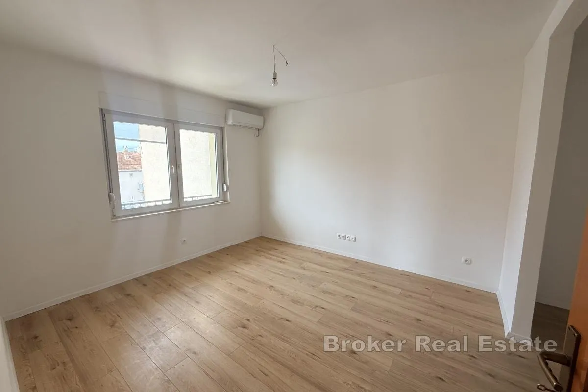 renovirani stan s prostranom privatnom terasom - slika 3