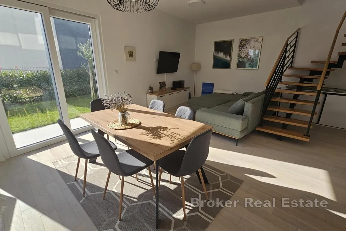 dvoetažni apartman s vrtom - slika 4