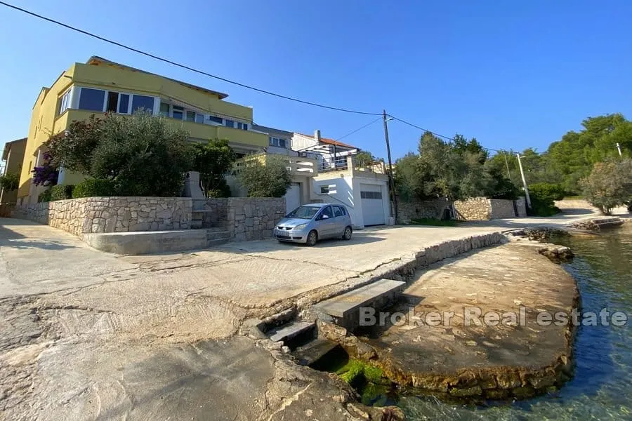 apartmanska kuća prvi red do mora - slika 1