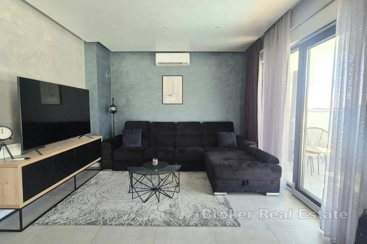 moderna vila s bazenom i krovnom terasom - slika 8