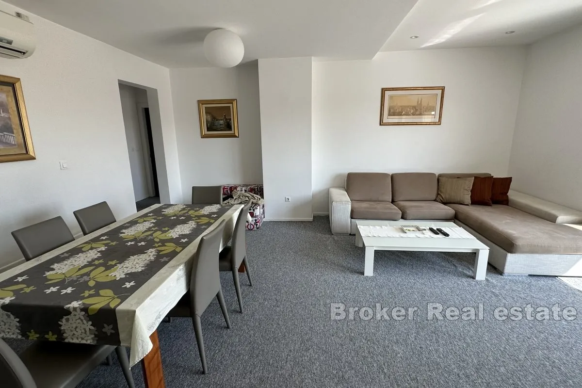 atraktivan penthouse s velikom terasom i jacuzzijem - slika 3