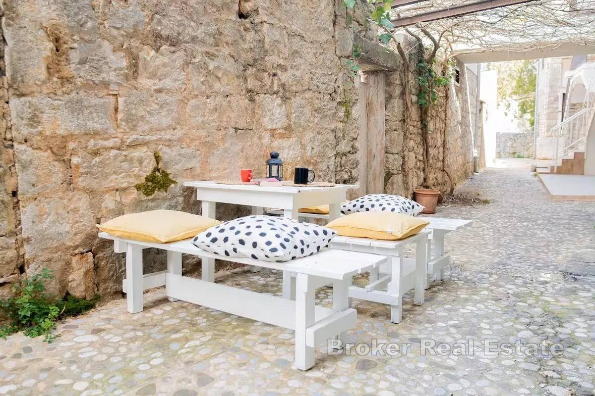 Kamena kuća u slikovitom mjestu - blizina mora - Hvar