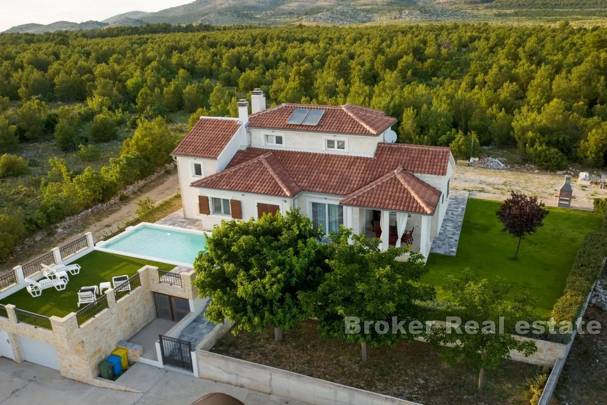 moderna vila s bazenom - slika 1