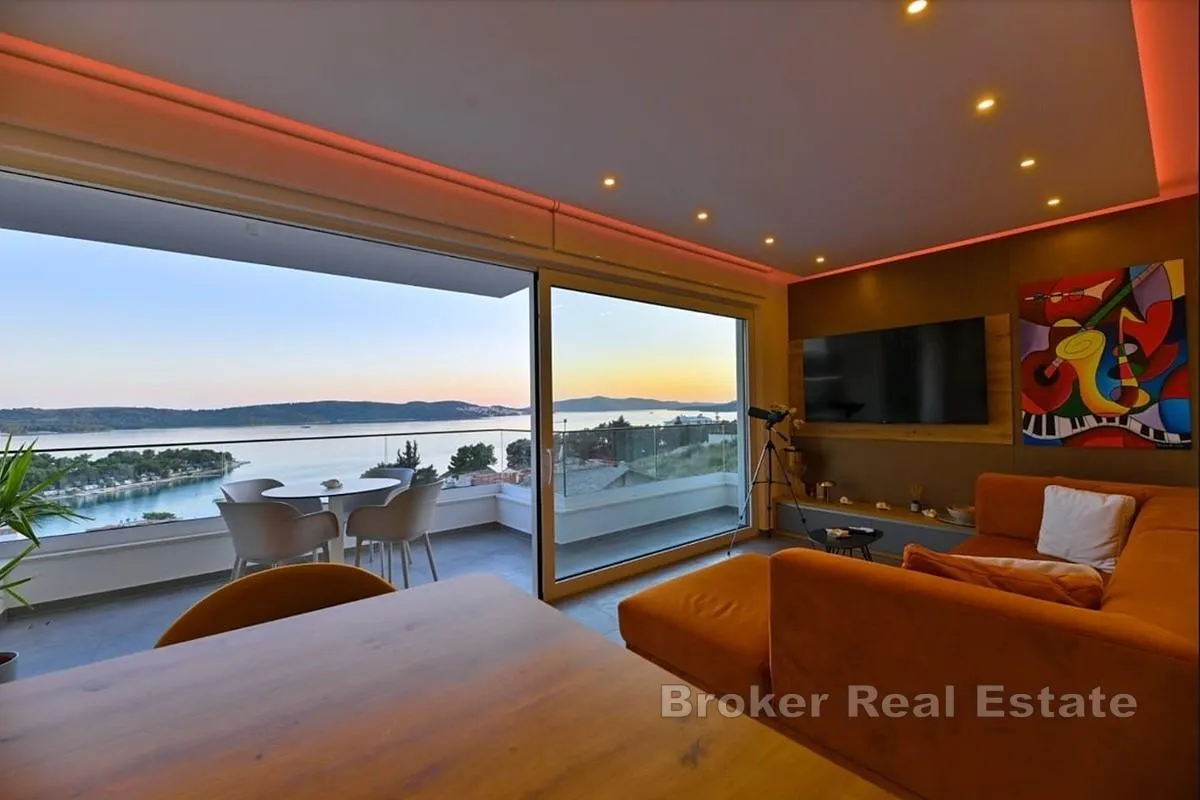 Luksuzni penthouse s krovnom terasom i panoramskim pogledom na more - Trogir