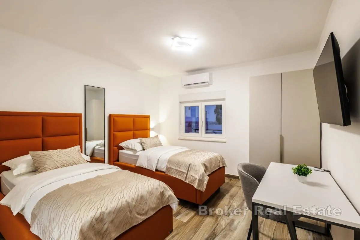 villa u trećem redu do mora - slika 18