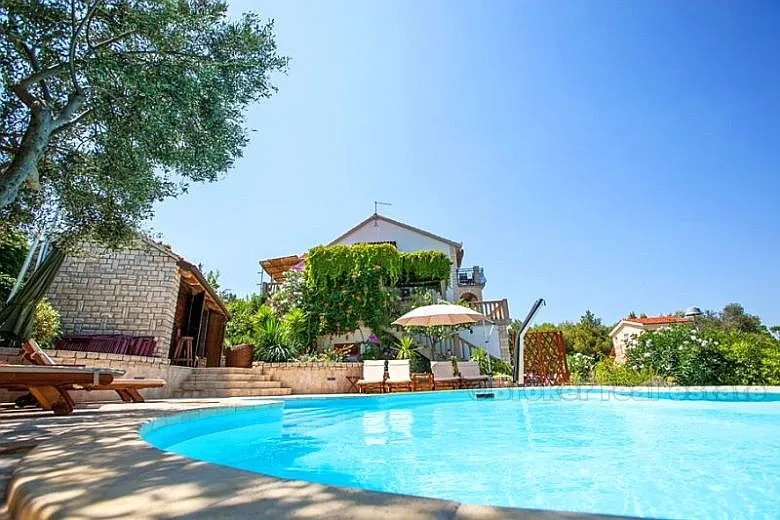 kuća / vila okružena mediteranskim vrtom, za najam - slika 1
