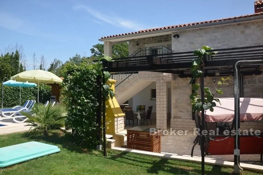 kamena kuća s bazenom - slika 4
