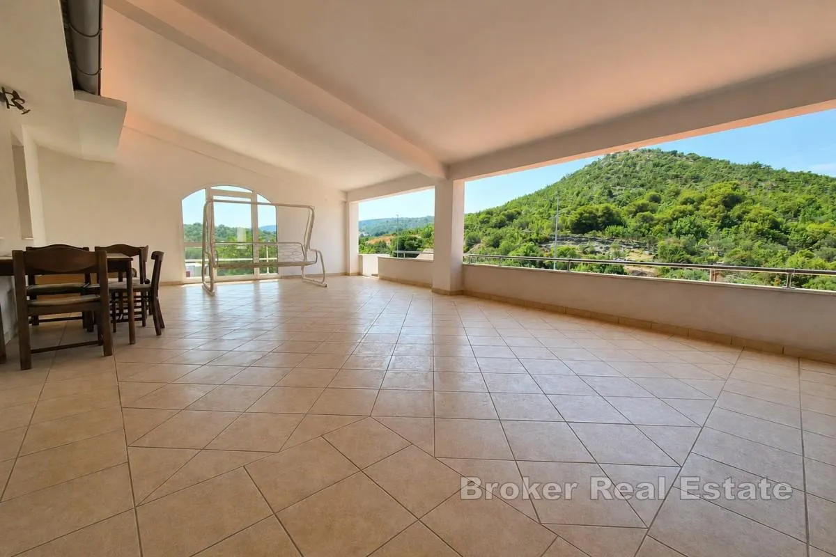 apartmanska kuća s tri jedinice u blizini mora - slika 1