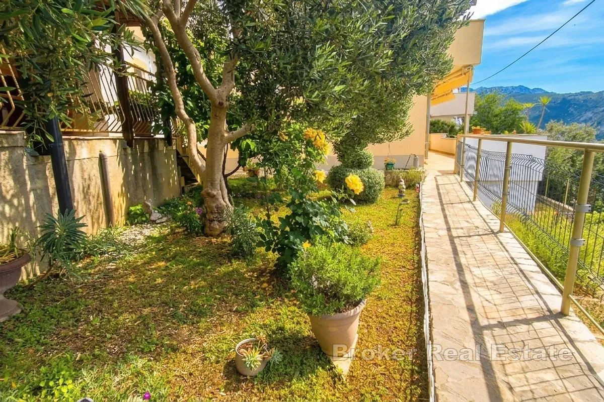 obiteljska kuća s dva stana i pogledom na split - slika 17