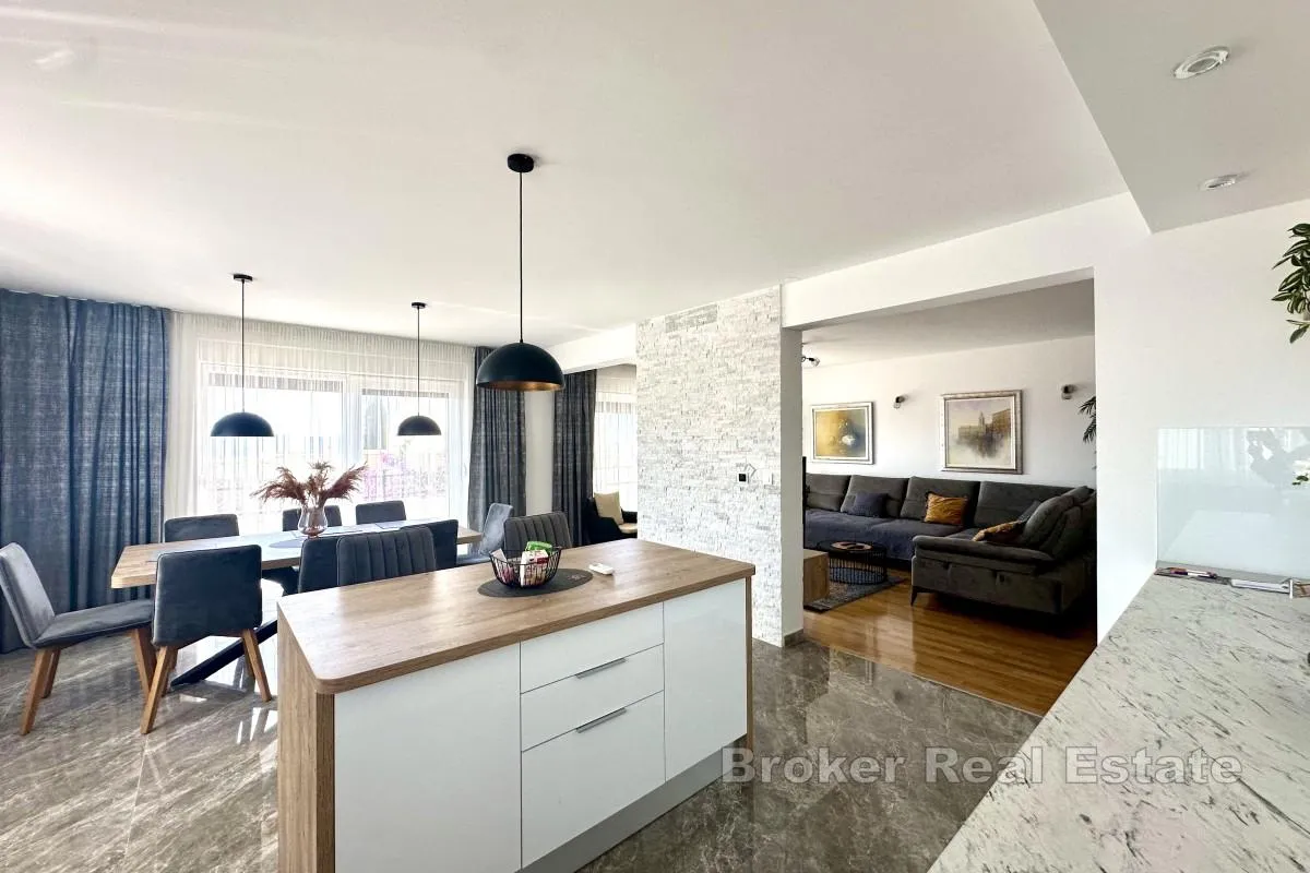 dvoetažni penthouse s pogledom na more - slika 1