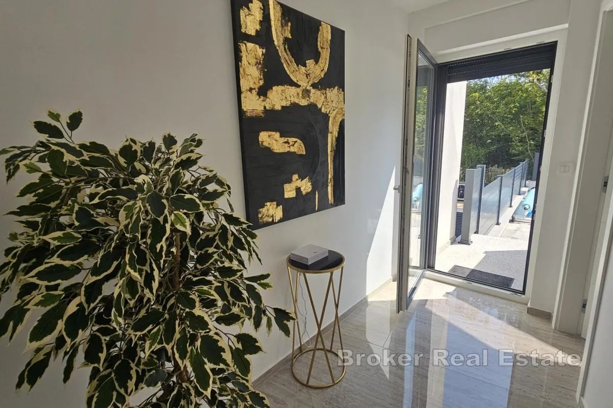 luksuzni apartman s bazenom - slika 14