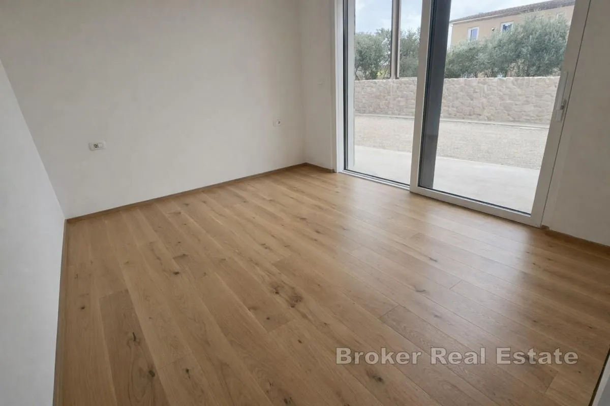moderan apartman s bazenom i okućnicom - slika 4