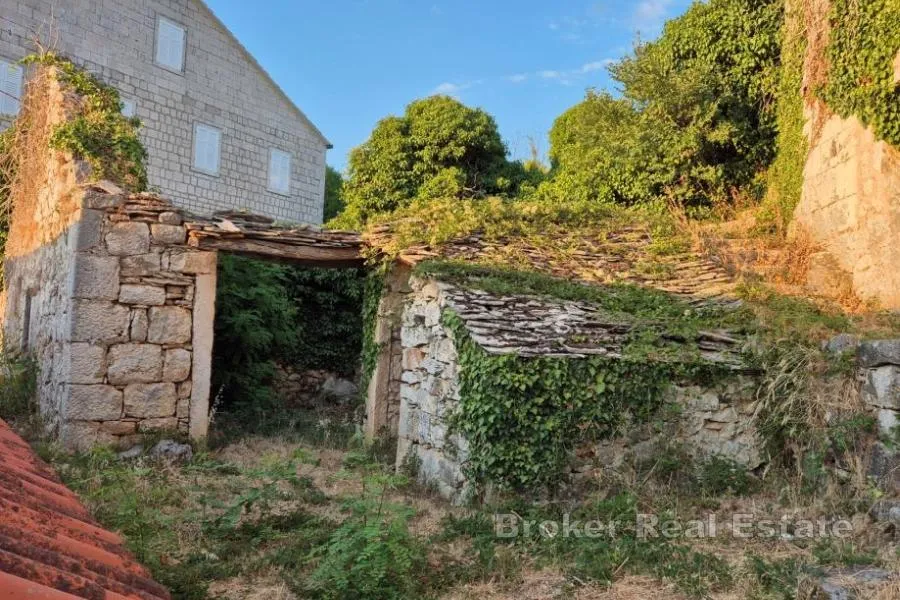 ruševne kamene kuće s garažom i objektima - slika 6