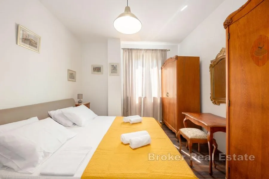 atraktivan apartman s bazenom i pogledom na more - slika 8