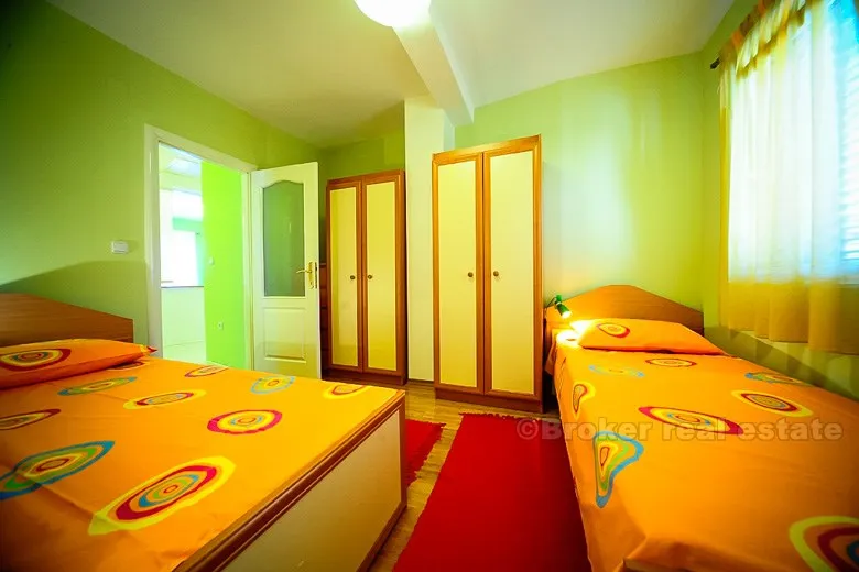 novoizgrađena kuća s bazenom, za najam - slika 19
