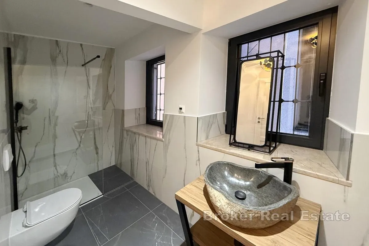 luksuzan apartman u prvom redu do mora - slika 14