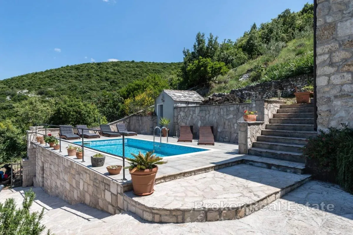 autentična kamena vila s pogledom na more - slika 12