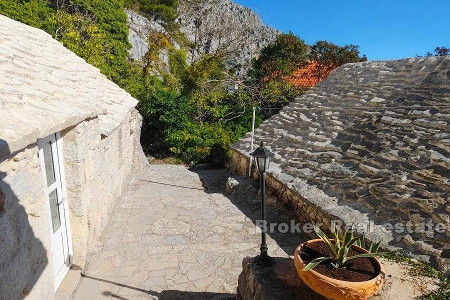 kamene kuće s pogledom na more - slika 8