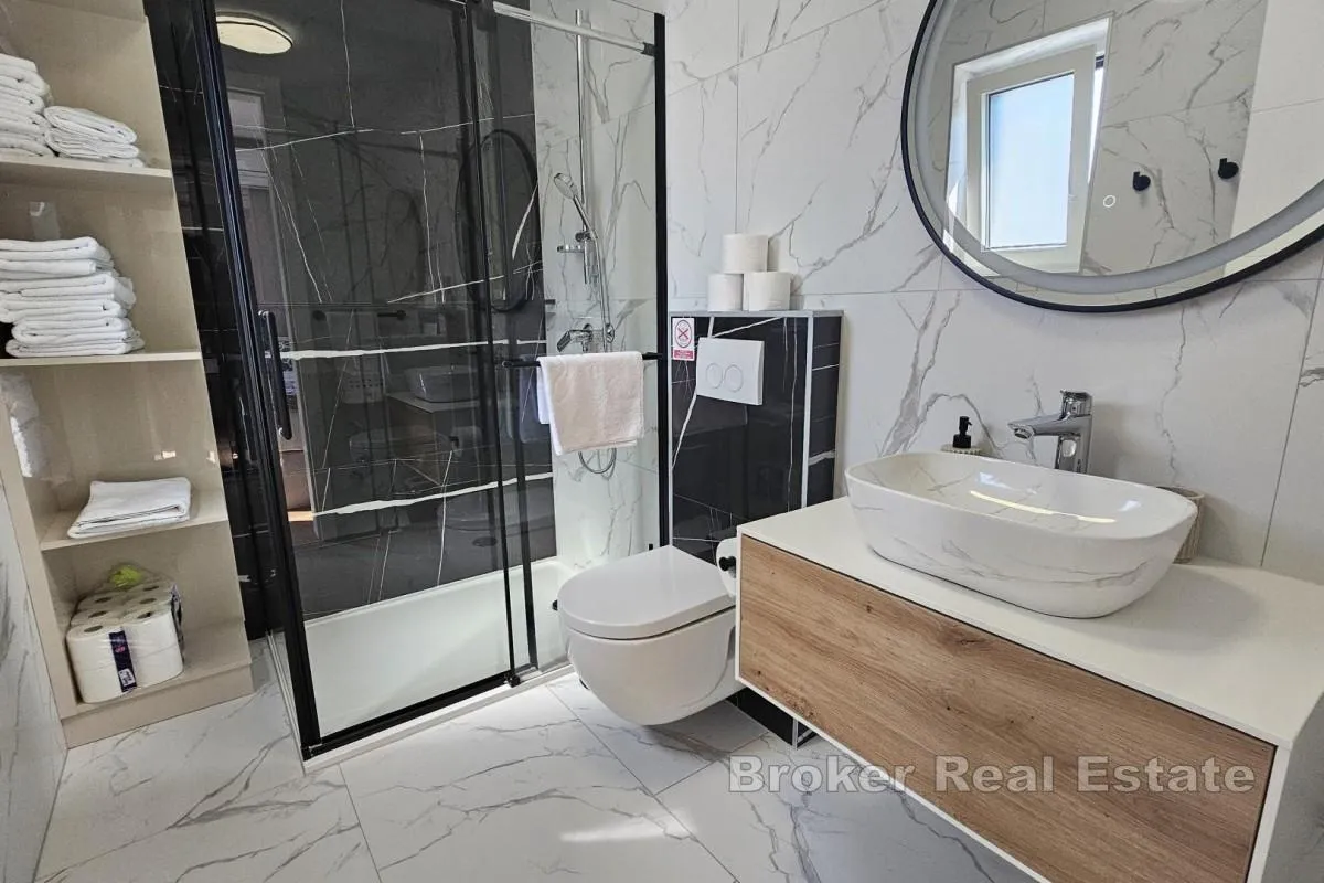 luksuzni apartman s bazenom - slika 11