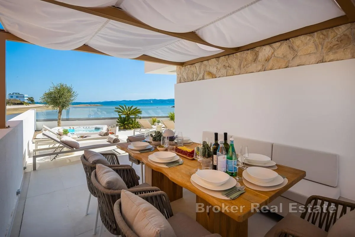 vila uz plažu prvi red do mora - slika 4