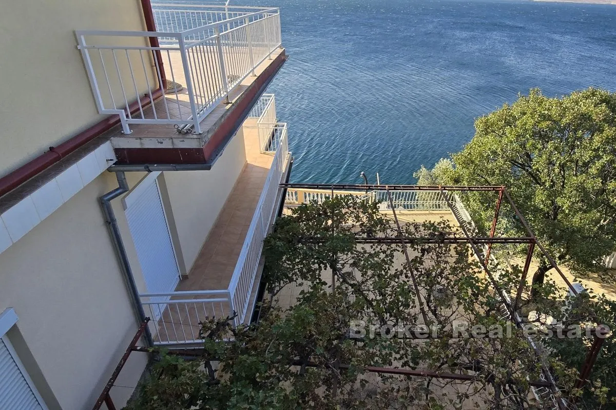 kuća s privatnim pristupom moru i betonskoj plaži - slika 5