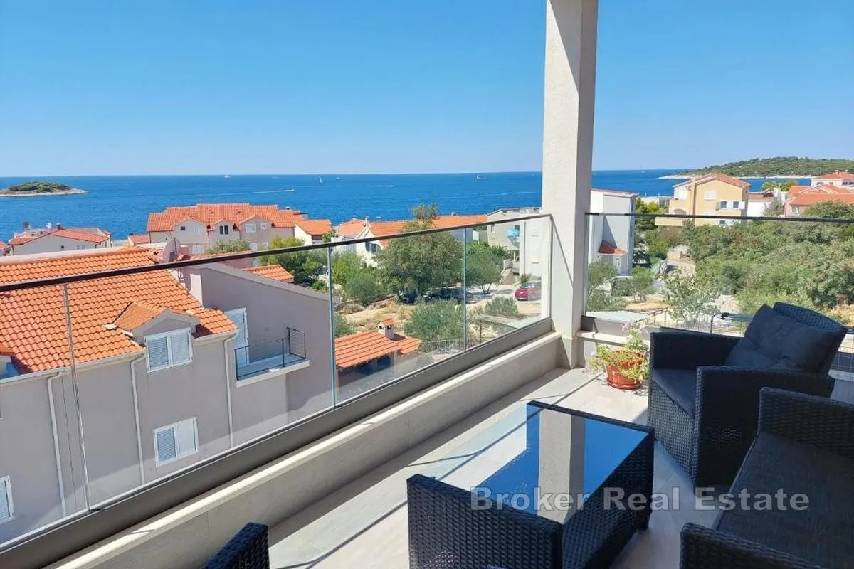 Penthouse s otvorenim pogledom na more u prekrasnoj Rogoznici - Rogoznica