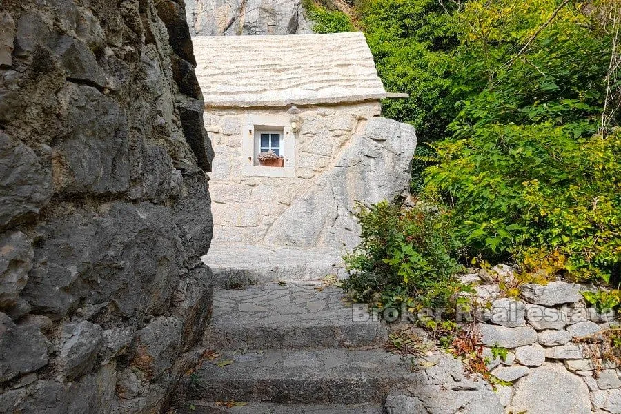 kamene kuće s pogledom na more - slika 9