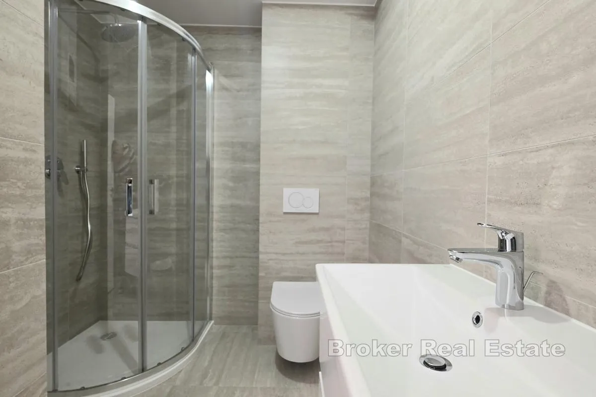 penthouse s krovnom terasom i pogledom na more - slika 3