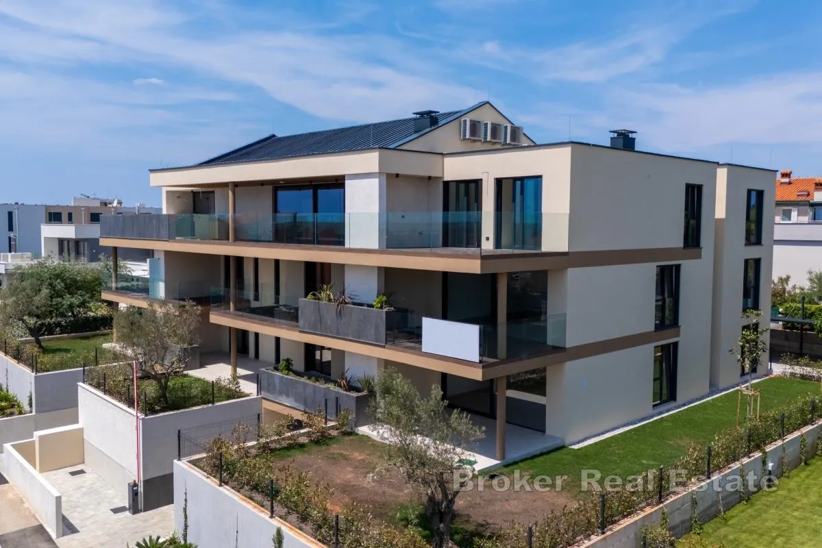 Predivan stan s velikim vrtom i pogledom na more - Novigrad