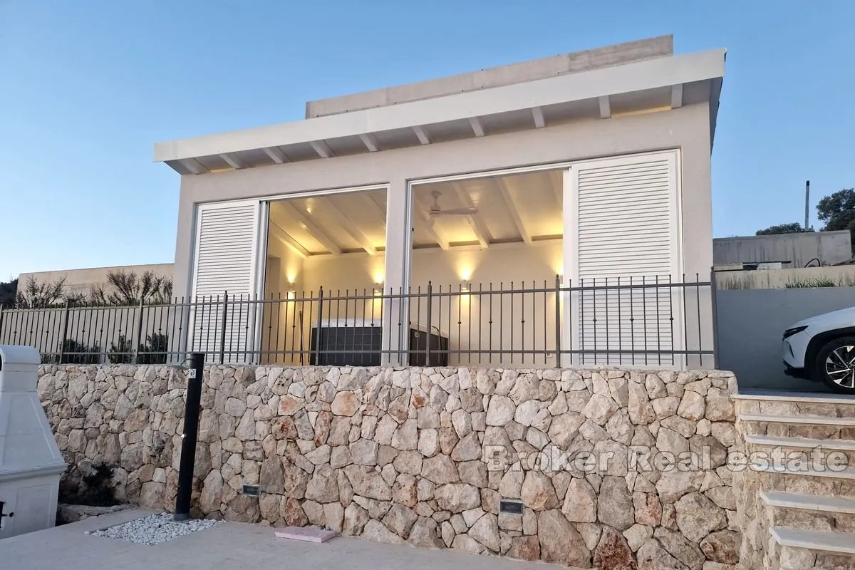 dvije manje kuće s bazenom i pogledom na more - slika 12