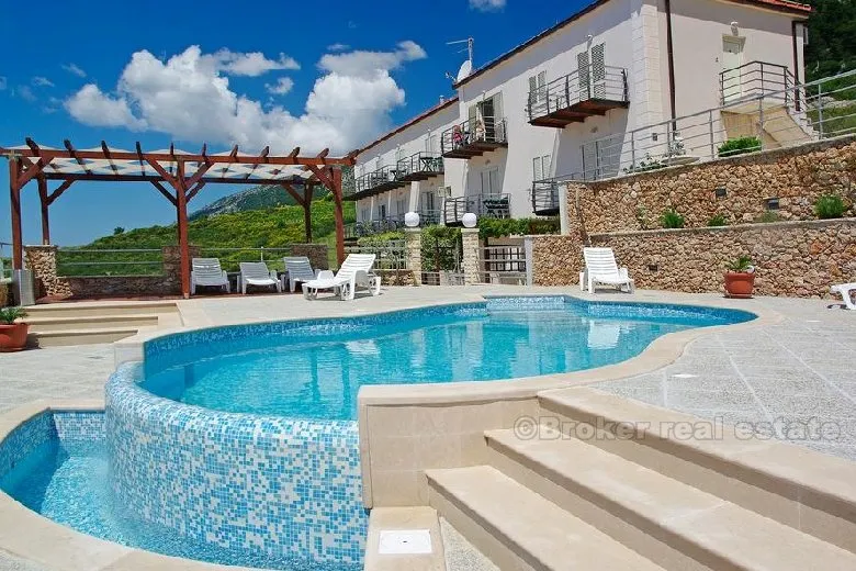 apartmanska kuća s bazenom i pogledom na more, na prodaju - slika 1