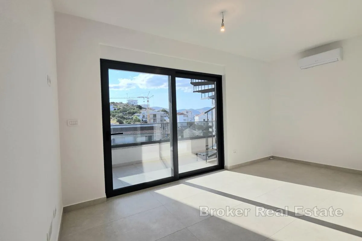 penthouse s krovnom terasom i pogledom na more - slika 2